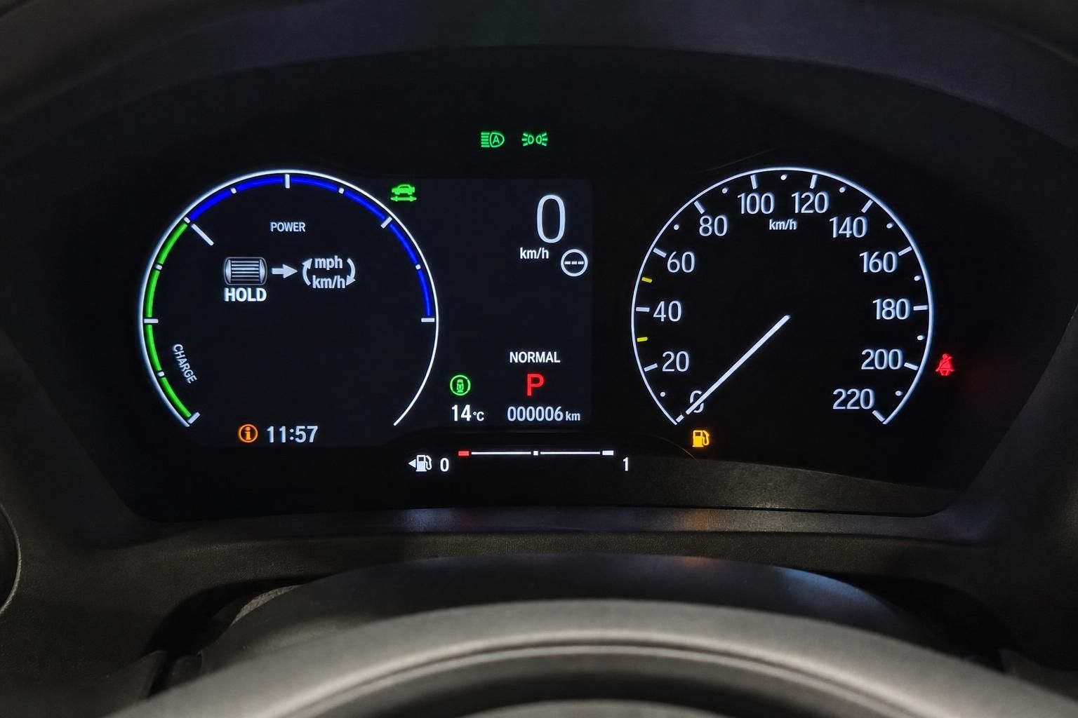 Digitales Kombiinstrument mit Tacho und Ladeanzeige im Hybridfahrzeug