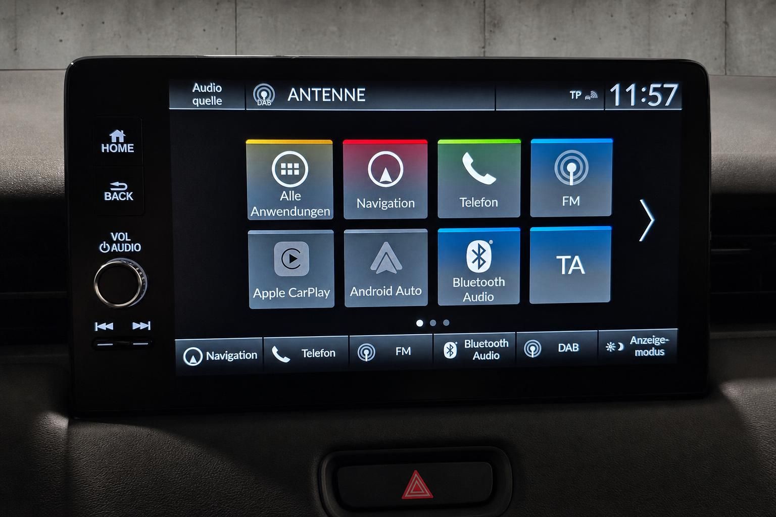 Infotainment-Display mit Apple CarPlay und Android Auto im Fahrzeug