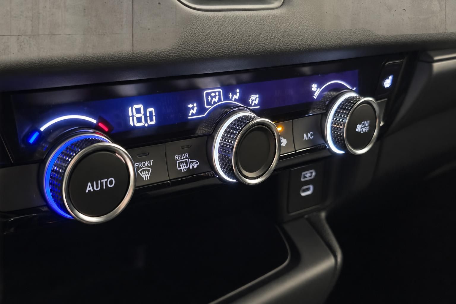Klimaautomatik-Bedienelemente mit Drehreglern im Fahrzeuginterieur