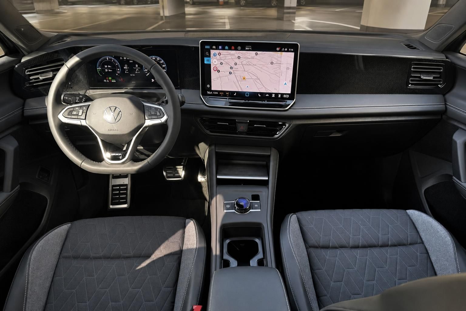 VW Tiguan Innenraum Cockpit mit Navi-Display und Lenkrad