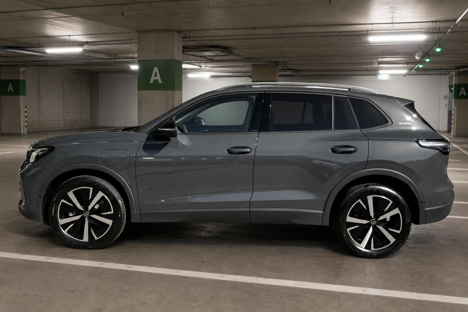 VW Tiguan Energy grau Seitenansicht links im Parkhaus – SUV Hybrid