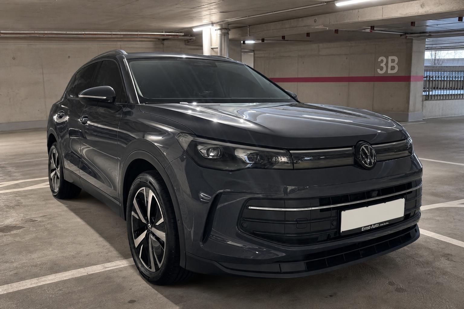 VW Tiguan grau Frontansicht im Parkhaus – SUV Gebrauchtwagen kaufen