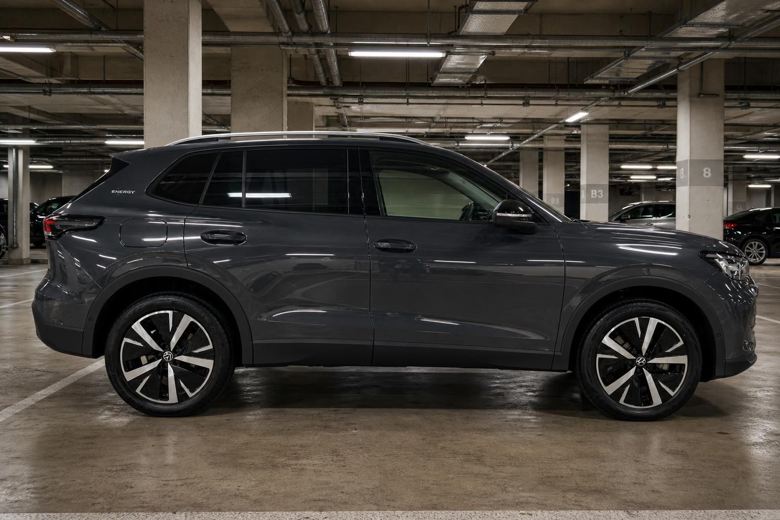 VW Tiguan Energy grau Seitenansicht rechts im Parkhaus – SUV Gebrauchtwagen