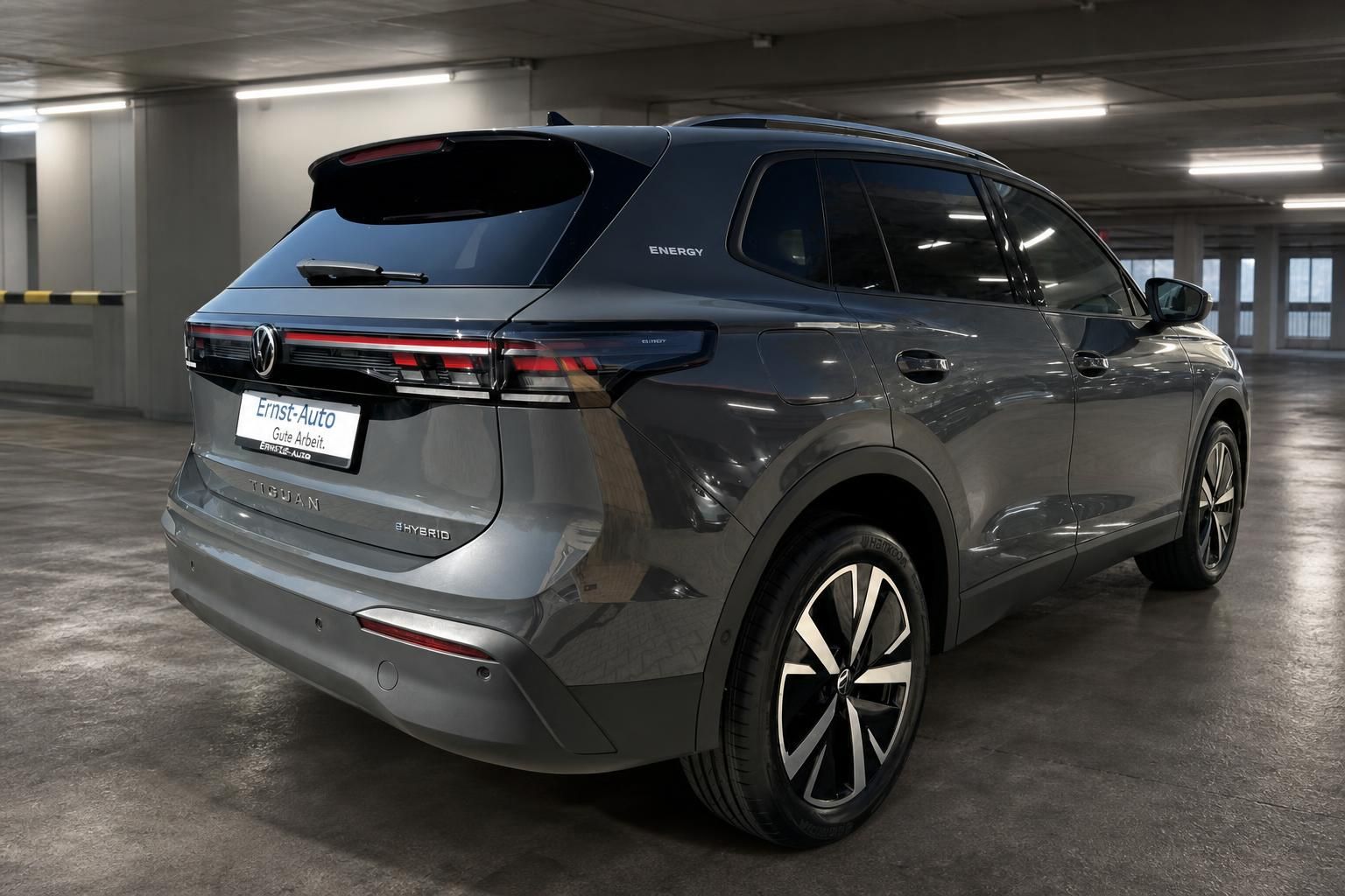 VW Tiguan eHybrid Energy grau Heckansicht im Parkhaus – Plug-in-Hybrid SUV