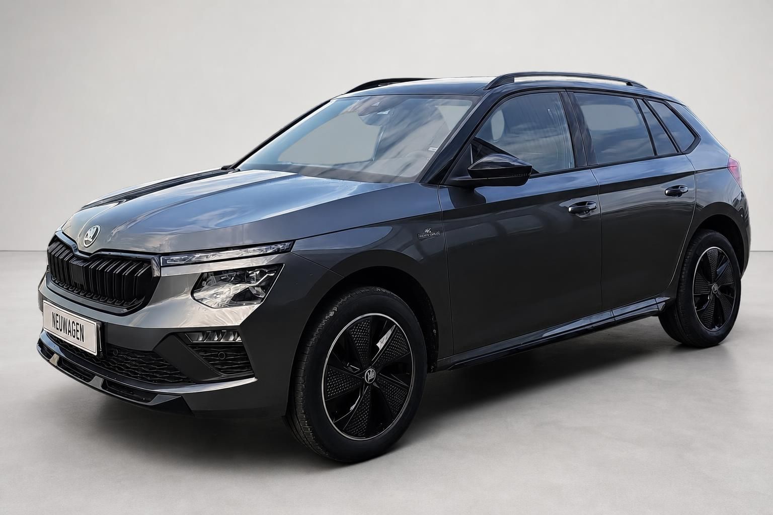 Skoda Kamiq in Grau-Metallic, Seitenansicht schräg von vorne