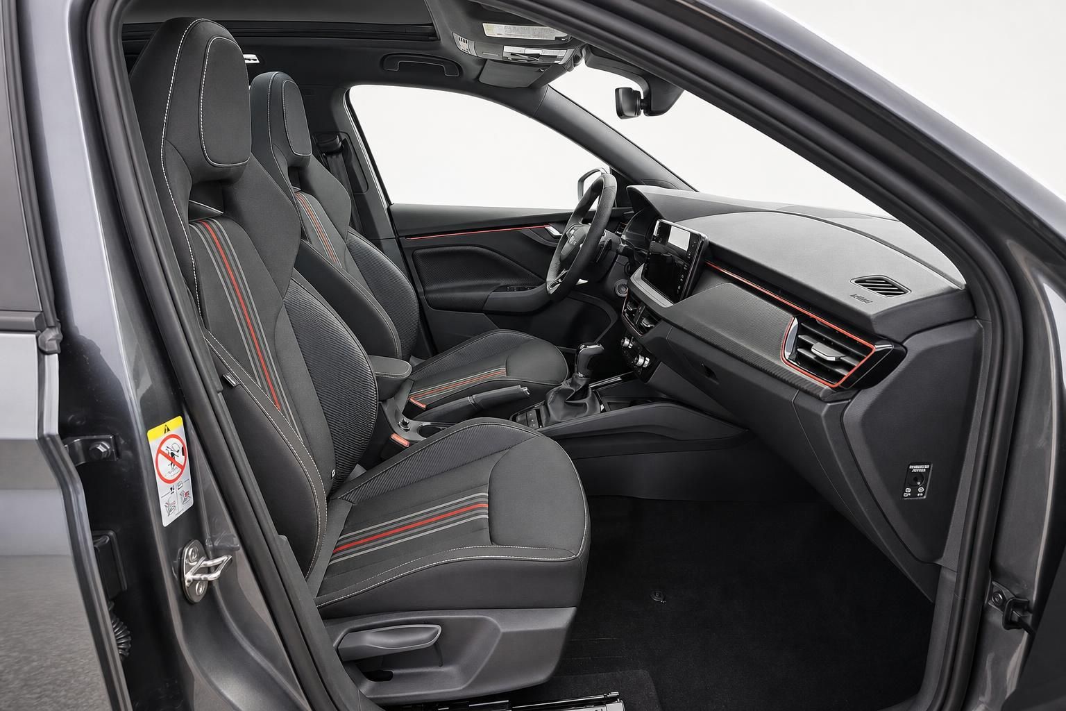 Skoda Innenraumansicht mit Cockpit, Lenkrad und Vordersitzen von der Fahrertür