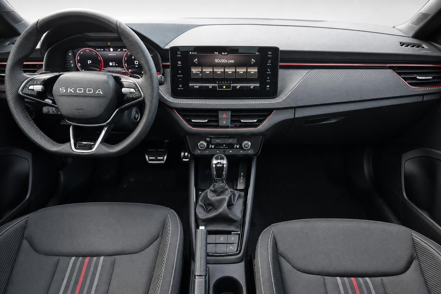 Skoda Cockpit mit Lenkrad, Digitaltacho und Infotainment-Display