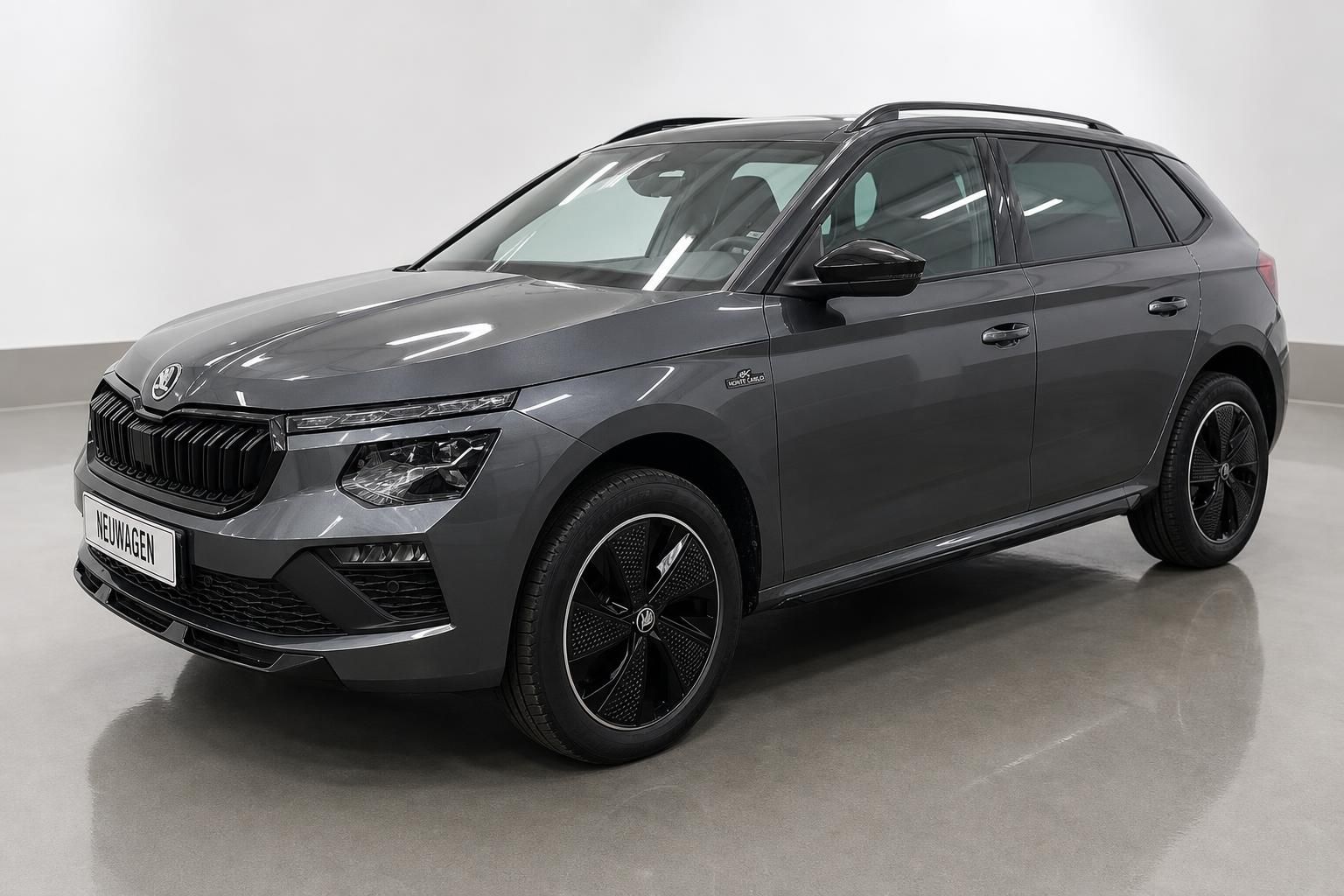 Skoda Kamiq Monte Carlo in Grau, Frontansicht seitlich