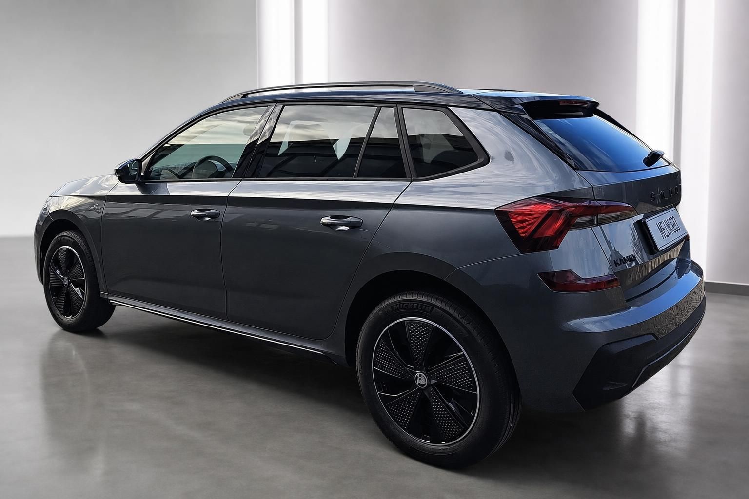 Škoda Kamiq in Grau, Heckansicht schräg, moderner Kompakt-SUV