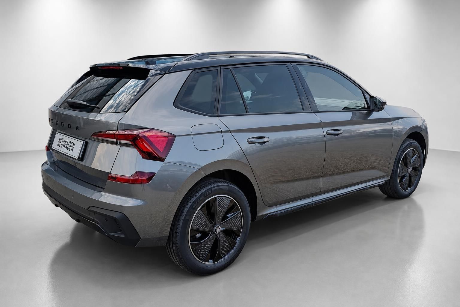 Škoda Kamiq in Grau, Heck-Seitenansicht, kompakter SUV