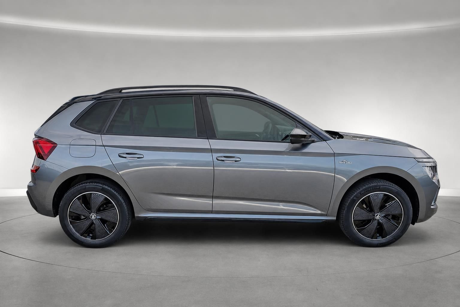 Škoda Kamiq Seitenansicht in Grau, kompakter SUV mit Panoramadach