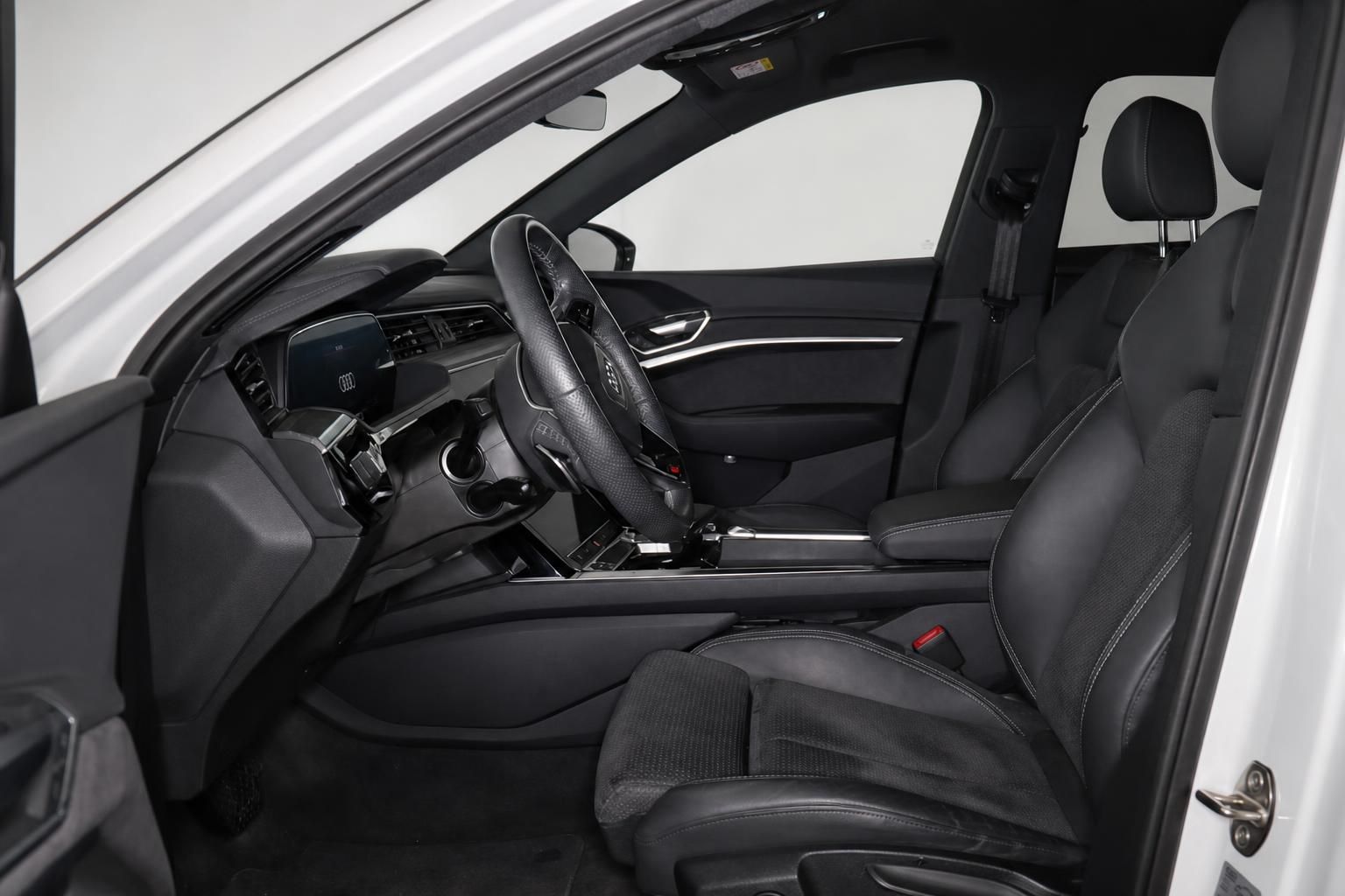 Audi Innenraum mit schwarzen Lederinnen und Cockpit von der Seite