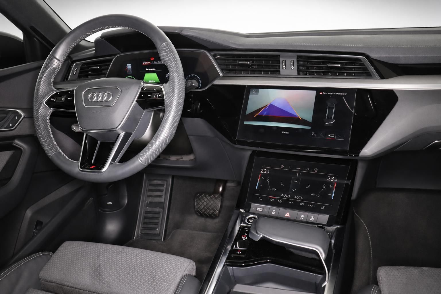 Audi Cockpit mit Lenkrad, Touchscreen und Klimabedienung im Überblick