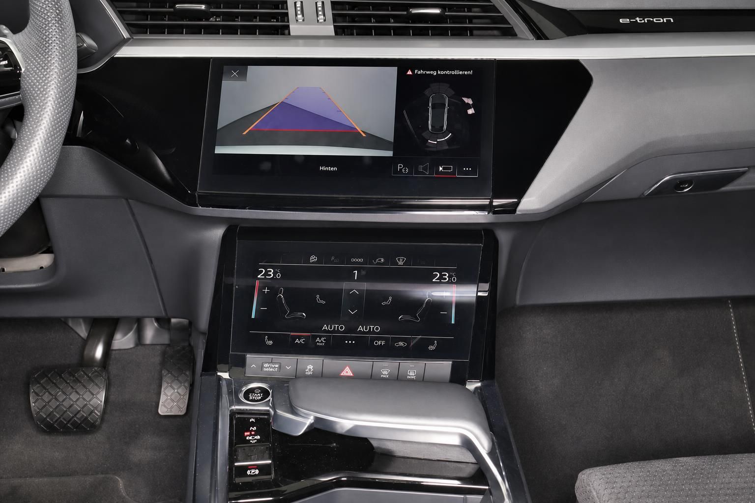 Audi e-tron Innenraum mit Rückfahrkamera und Klimabedienung im Cockpit
