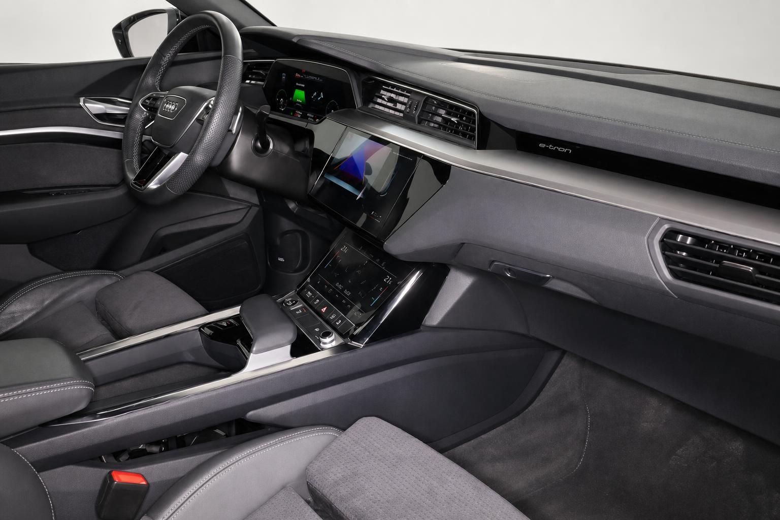 Audi e-tron Cockpit mit Lenkrad, Touchscreens und Mittelkonsole