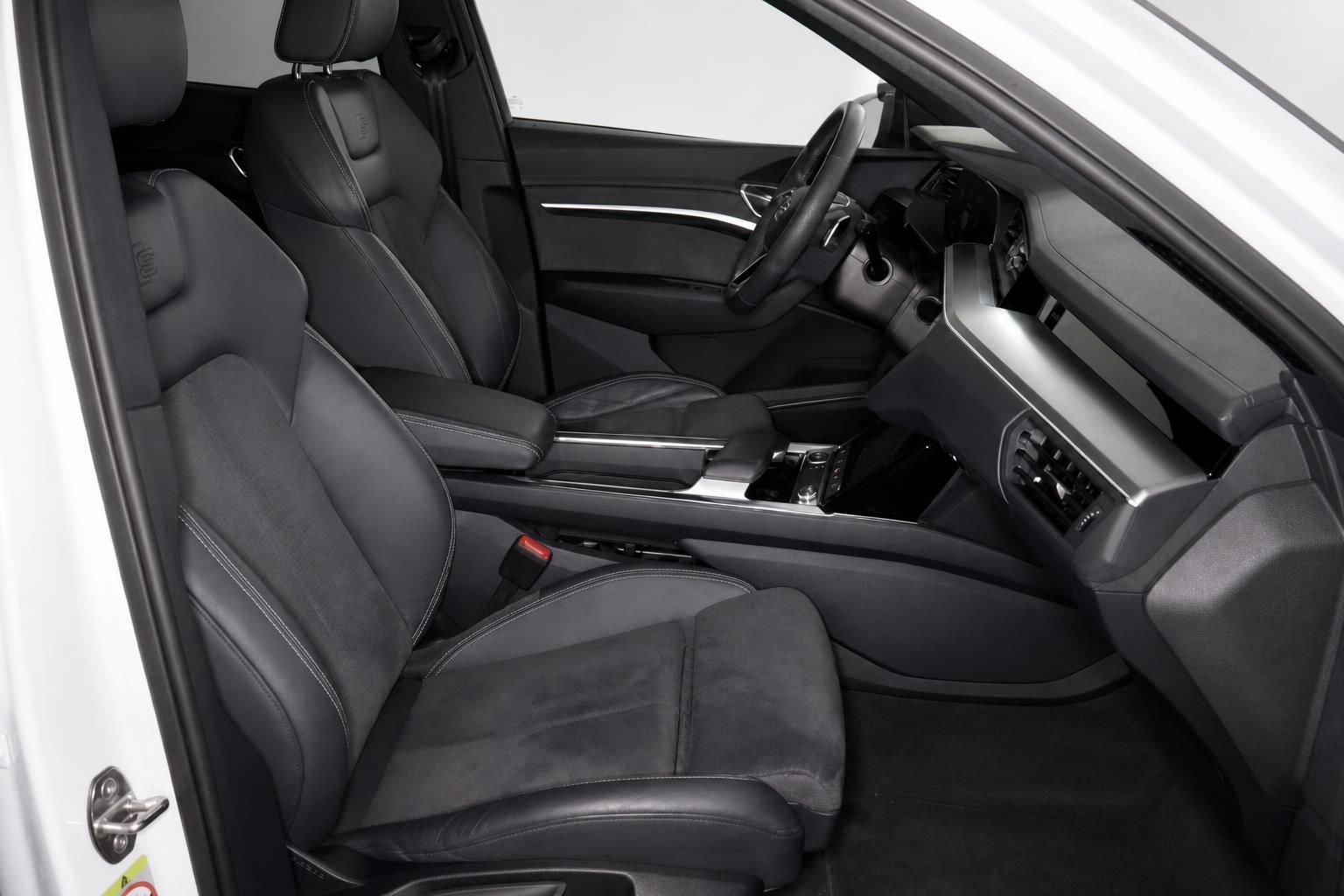 Audi Q8 Innenraum mit Vordersitzen und Armaturenbrett Detailansicht