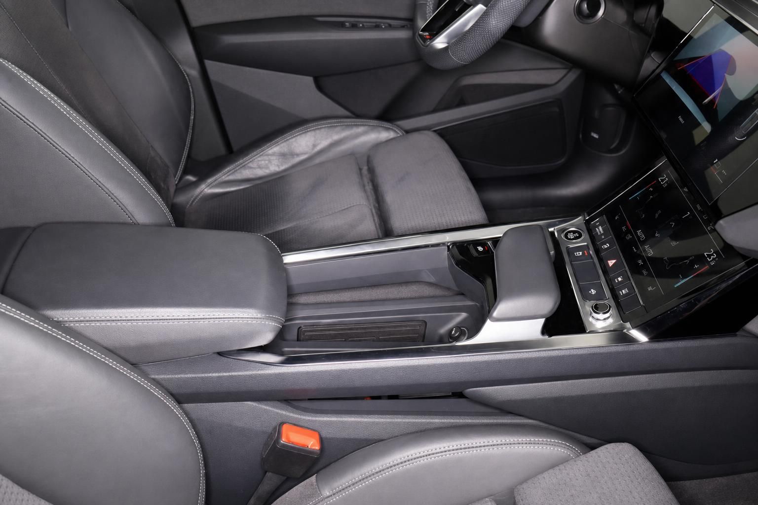 Audi Innenraum Mittelkonsole mit Ledersitzen und Bedienelementen