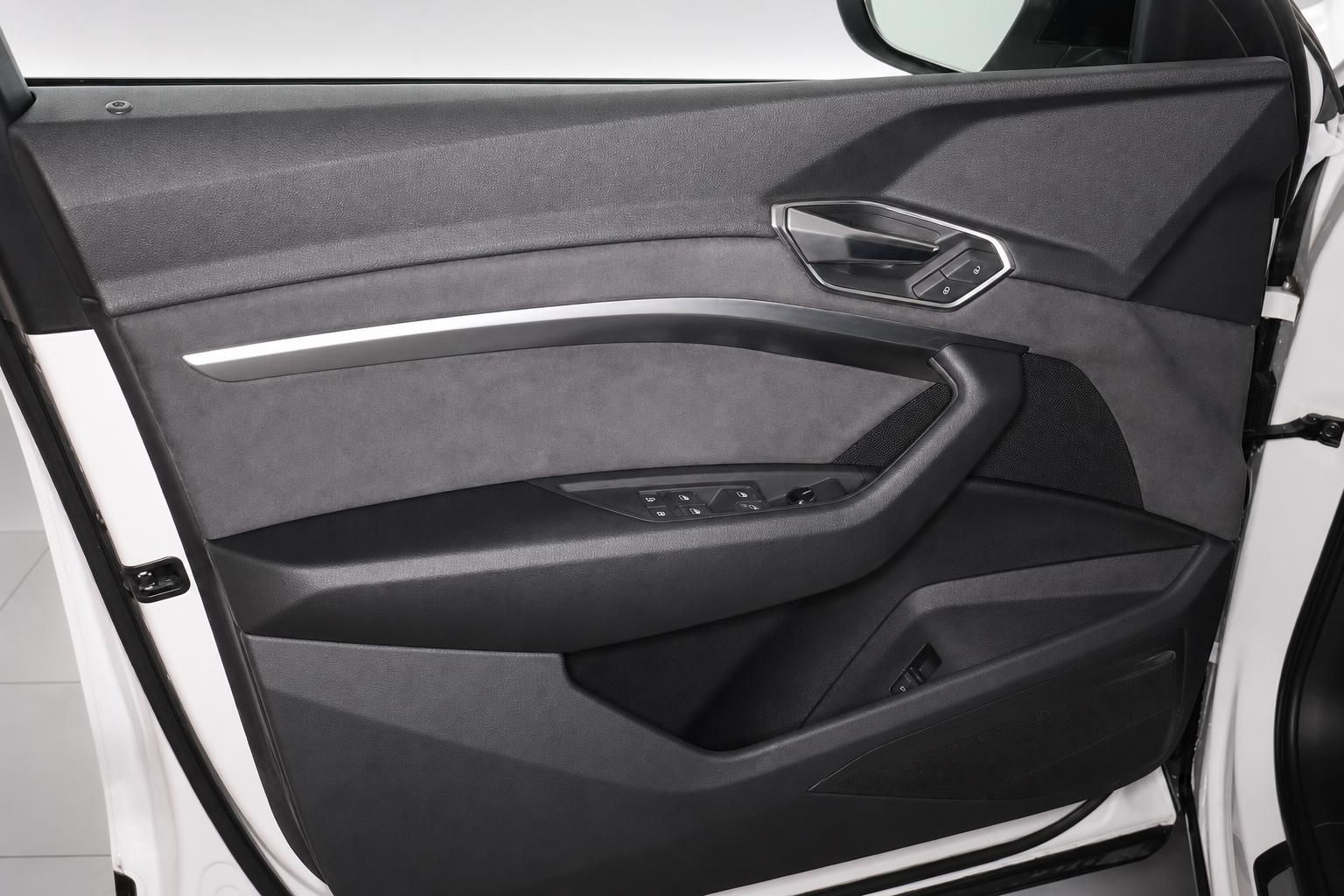 Audi Fahrertür innen mit Bedienelementen und Lederverkleidung