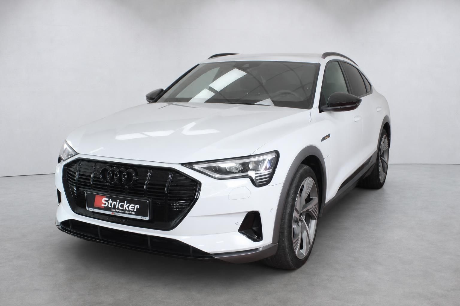 Audi e-tron weiß Frontansicht schräg mit LED-Scheinwerfern