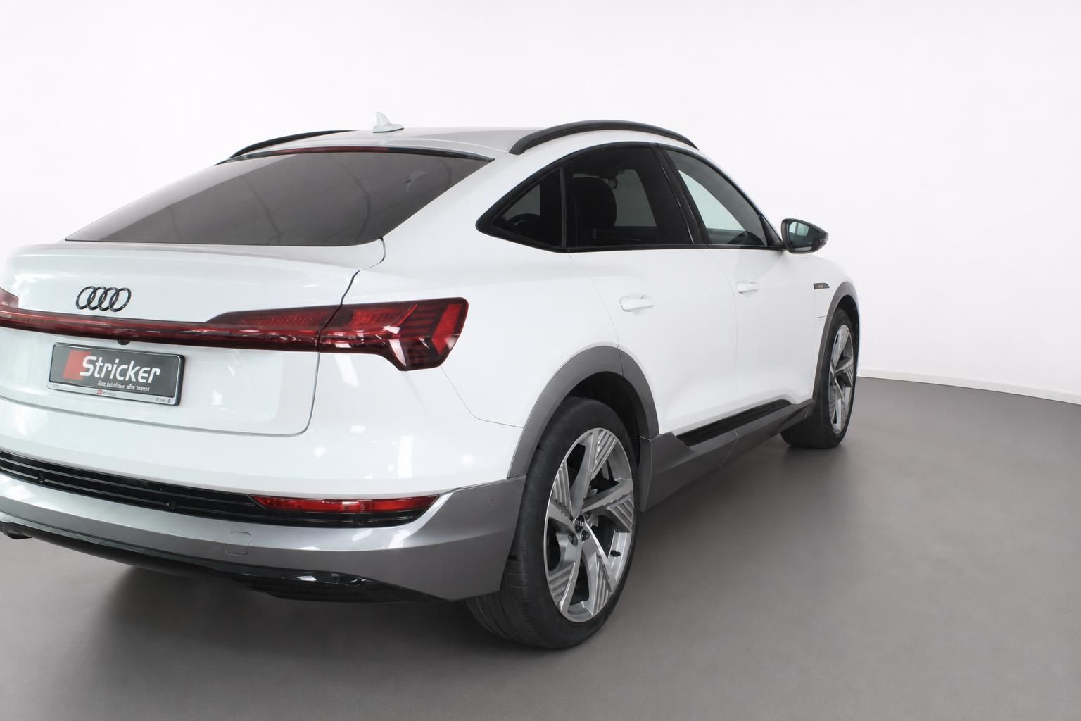 Audi e-tron Sportback weiß Heckansicht seitlich im Autohaus