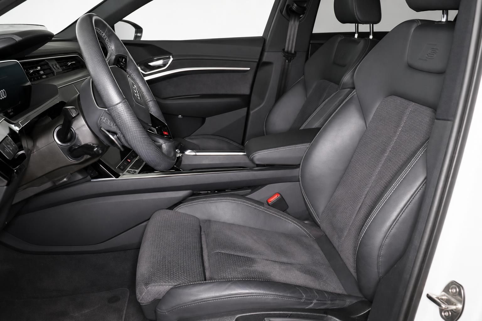 Audi Innenraum mit schwarzen Lederisitzen und Cockpit-Detailansicht