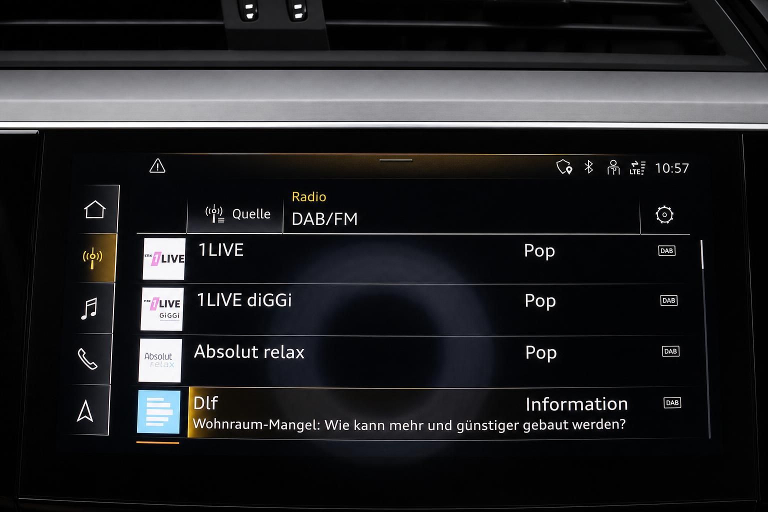 Audi Infotainment-Display mit DAB Radioauswahl im Cockpit