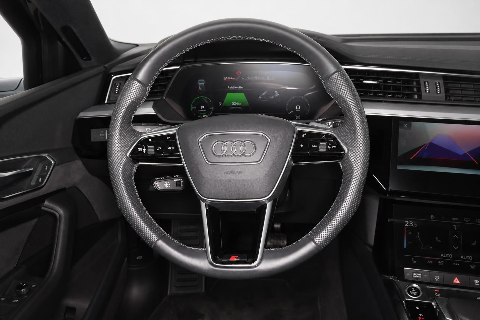 Audi Lenkrad mit Digital-Cockpit und Multifunktionstasten im Detail