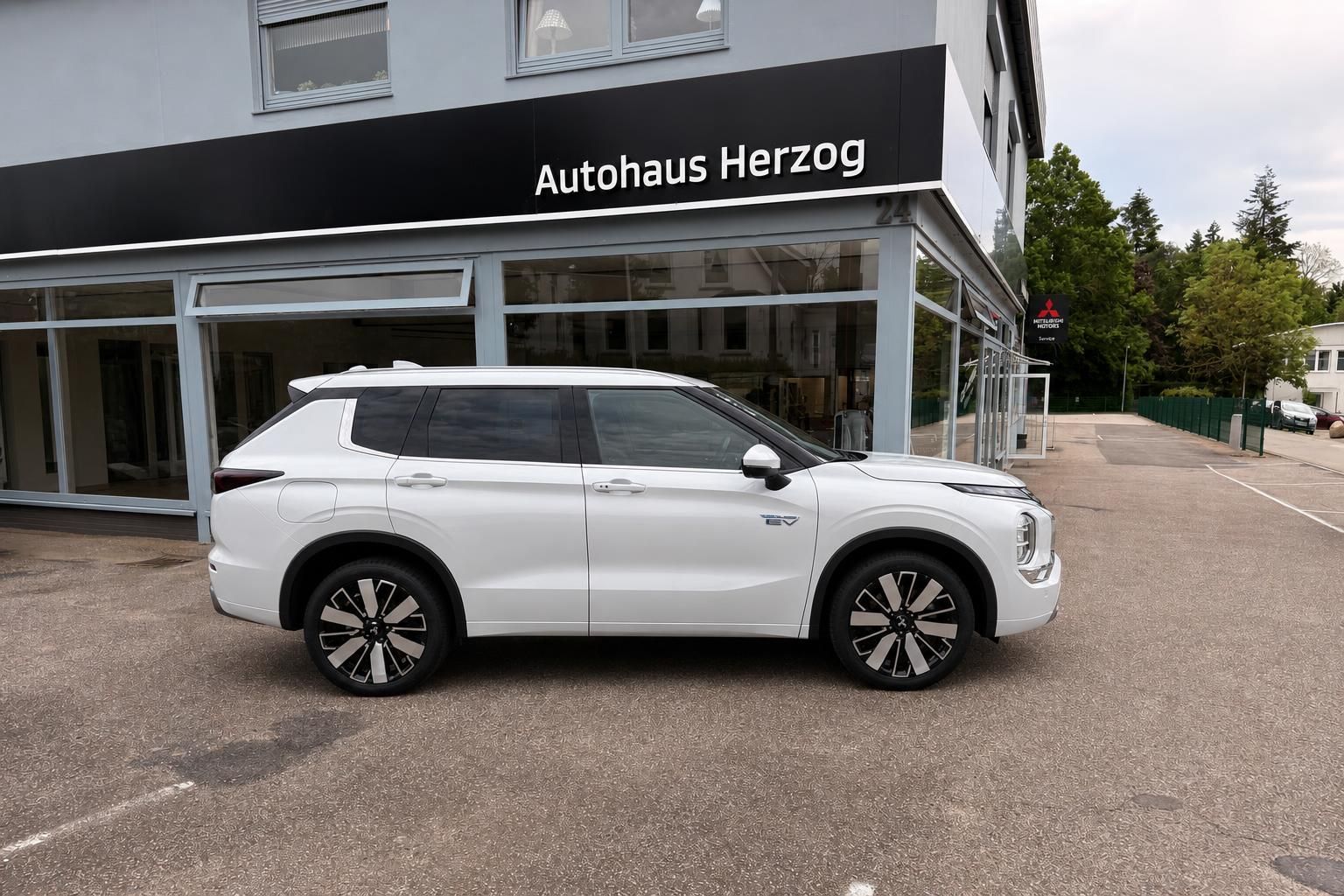 Mitsubishi SUV Seitenansicht rechts - weißer Crossover mit schwarzen Felgen im Showroom