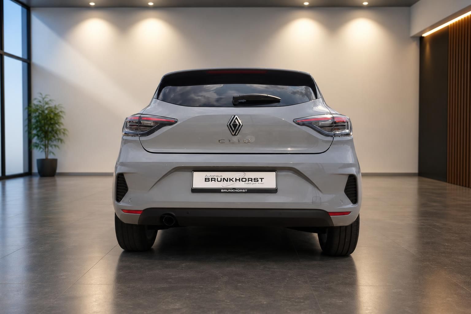 Renault Clio Heckansicht in silber-grauer Farbe im Autohaus Showroom