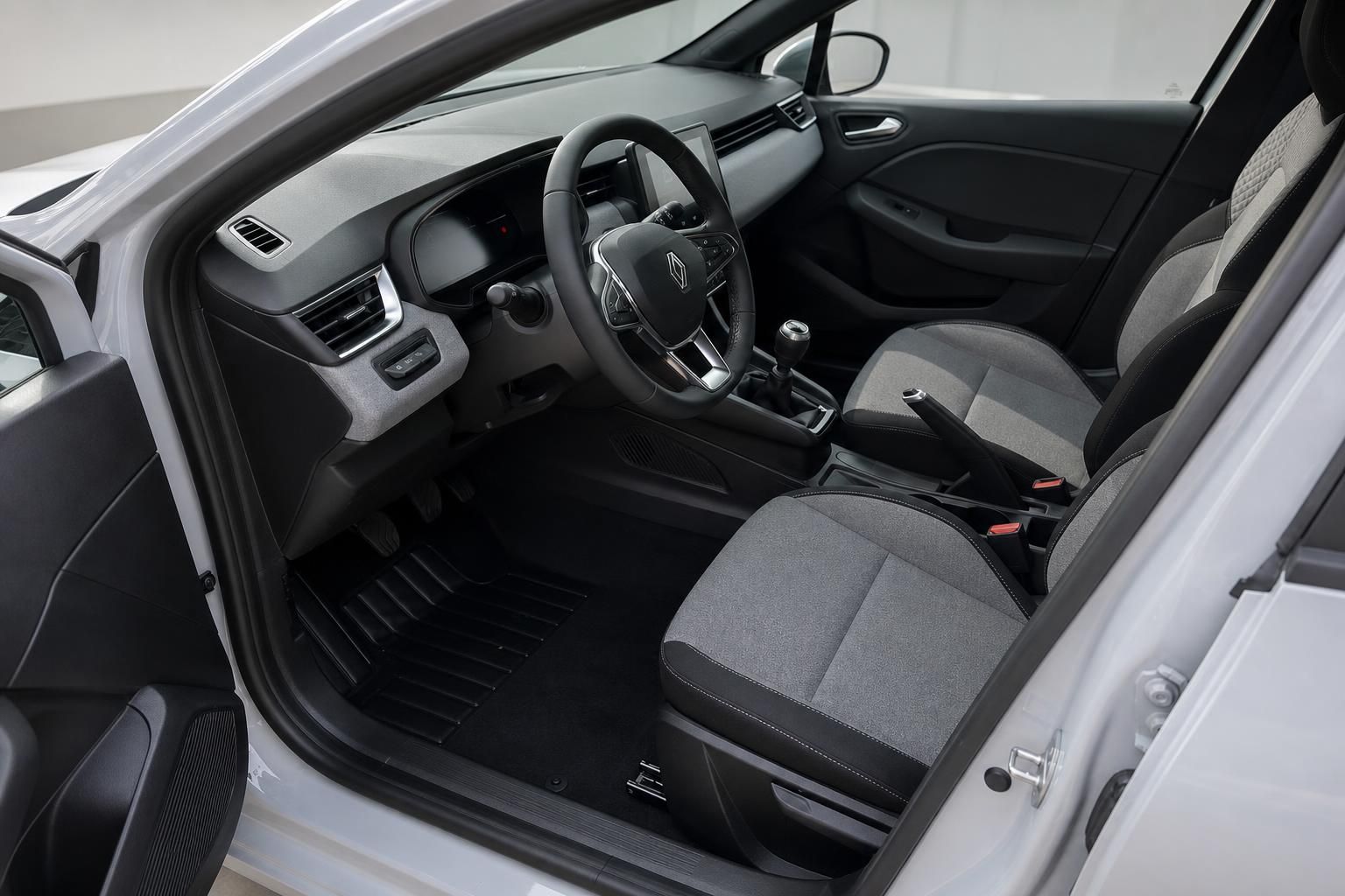 Renault Clio Innenraum mit schwarzem Armaturenbrett und grau-schwarzen Stoffsitzen