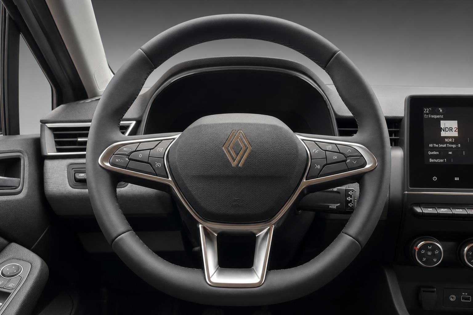 Renault Clio Lenkrad mit Multifunktionstasten und Infotainment-Display im Innenraum