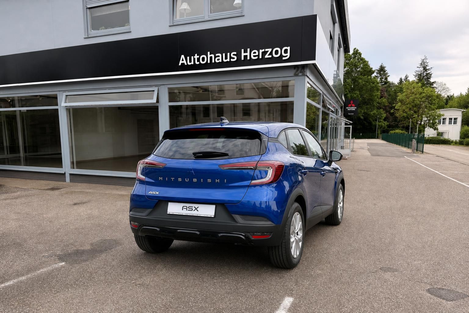 Mitsubishi ASX blau, Heck- und Seitenansicht beim Autohaus