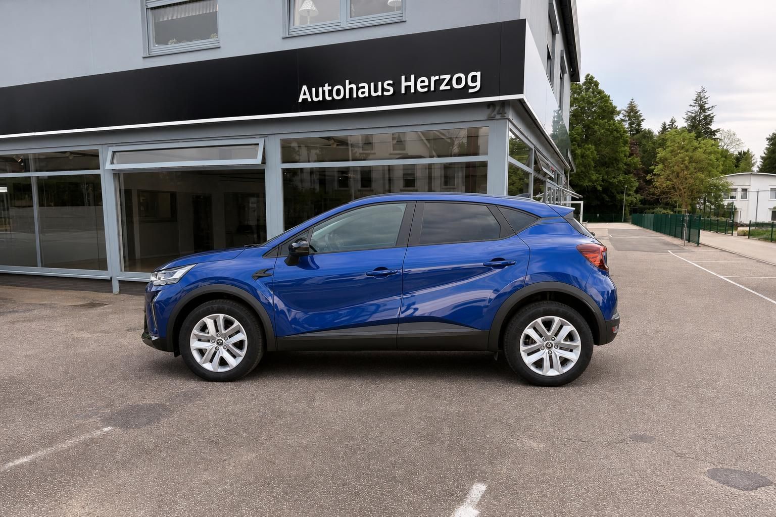Mitsubishi ASX blau, Seitenansicht vor dem Autohaus Herzog