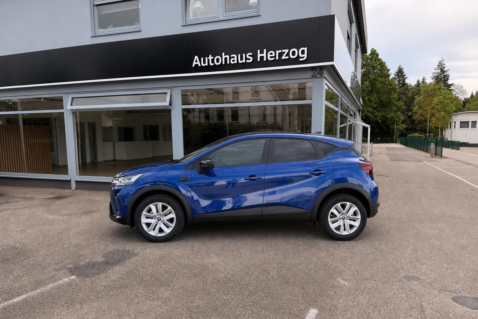 Mitsubishi ASX blau, Seitenprofil auf dem Hof des Autohauses