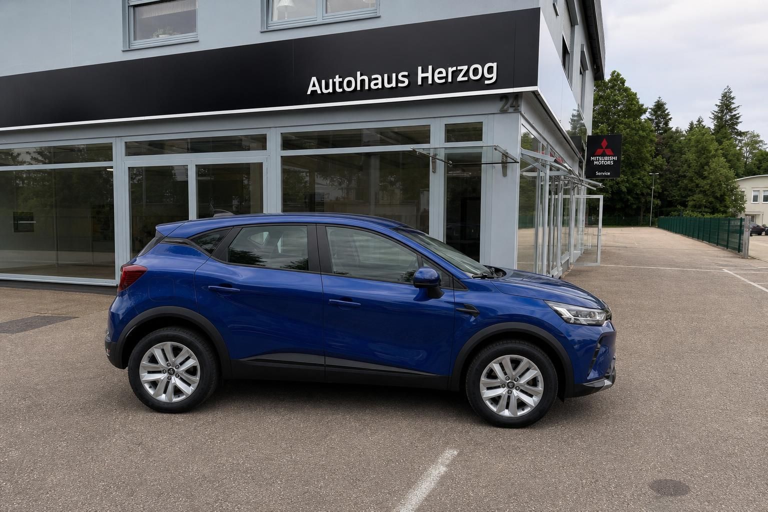 Mitsubishi ASX blau, Seitenansicht vor Autohaus Herzog