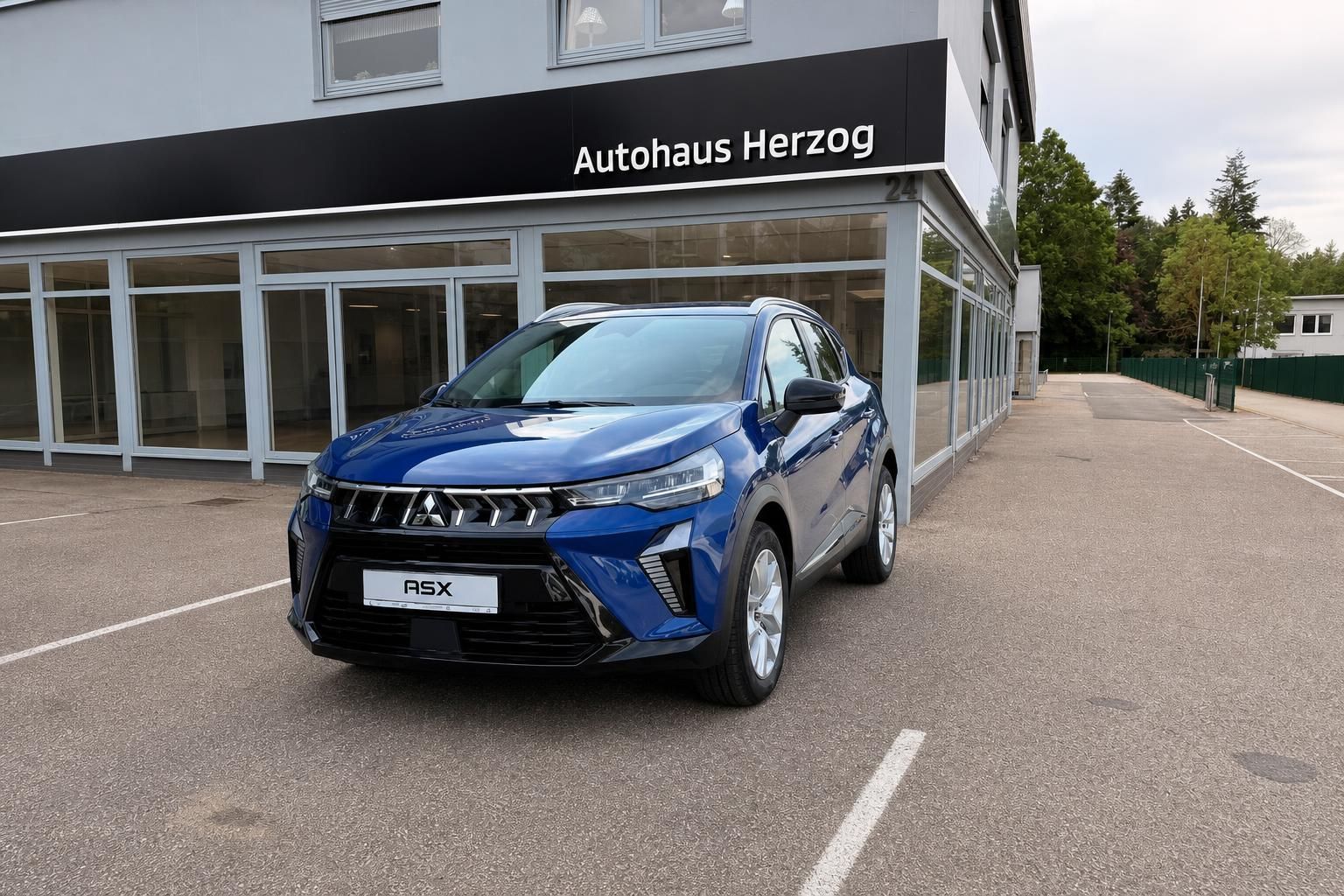 Mitsubishi ASX in Blau, Seiten-Frontansicht auf Parkplatz