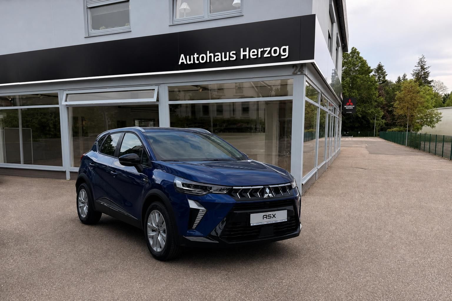 Mitsubishi ASX blau Frontansicht vor Autohaus Herzog