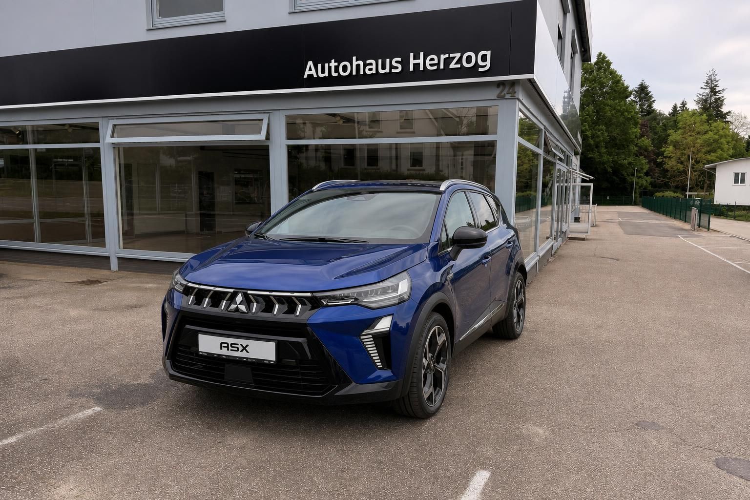 Mitsubishi ASX blau, Frontansicht vor Autohaus Herzog