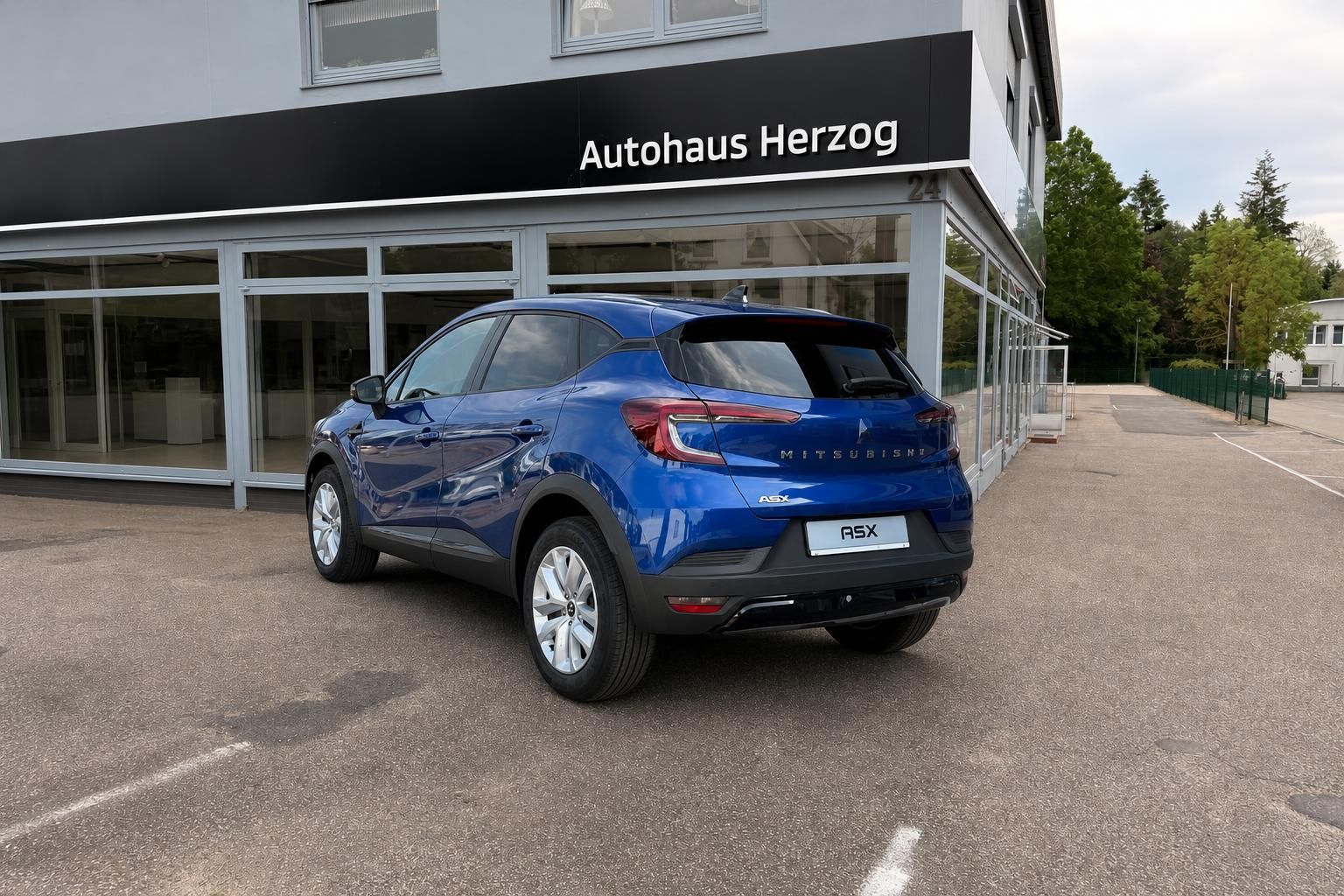 Mitsubishi ASX blau, Heckansicht vor Autohaus Herzog
