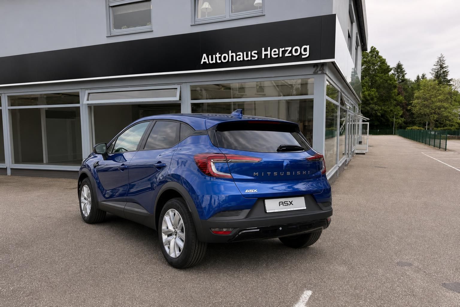 Mitsubishi ASX blau, Heck- und Seitenansicht auf Hof