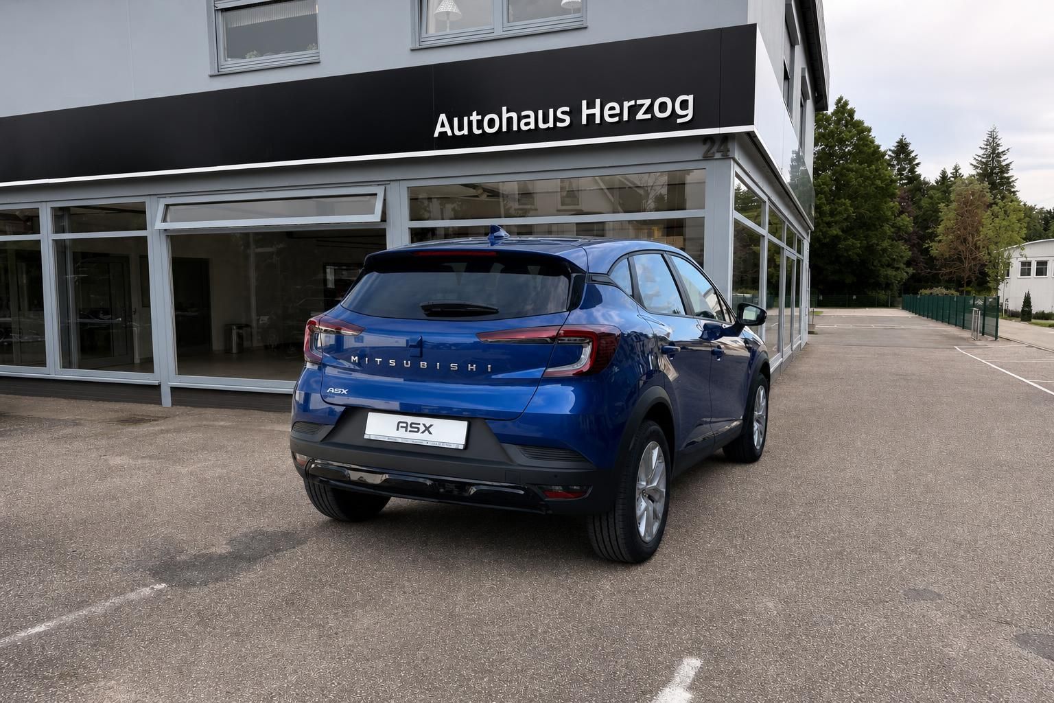 Mitsubishi ASX blau, Heckansicht auf Parkplatz