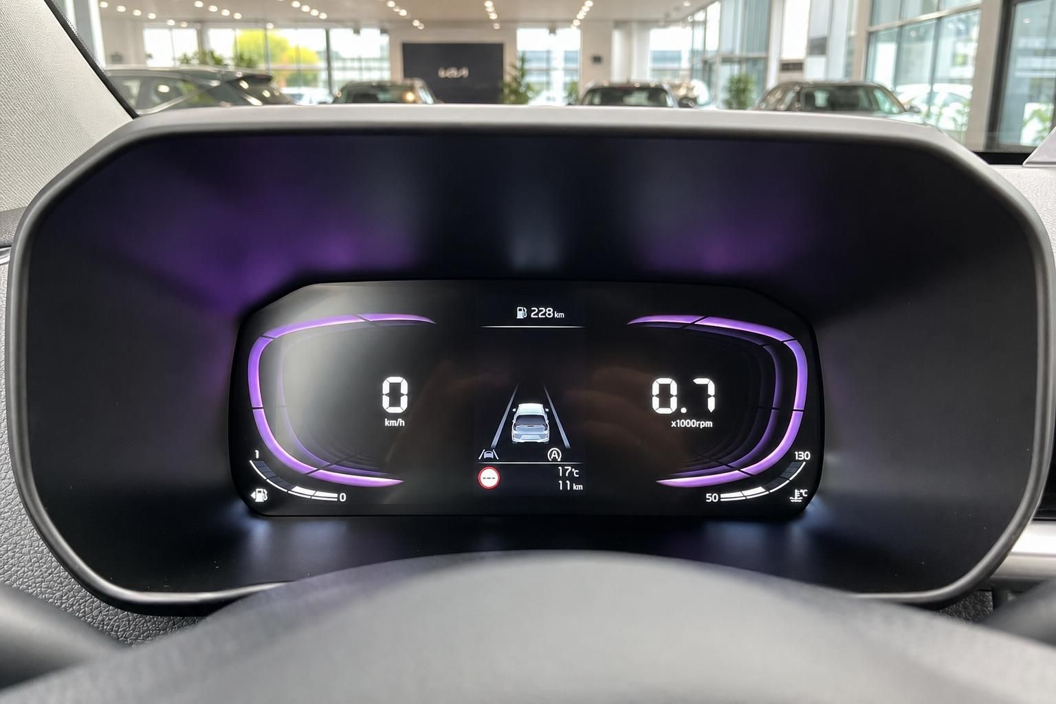 Digitales Kombiinstrument mit Tacho und Anzeigen im Kia Innenraum