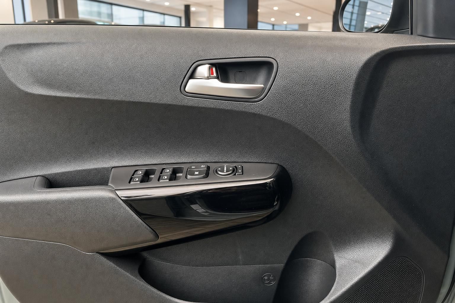 Türverkleidung mit Fensterhebern und Türgriff im Fahrzeuginnenraum