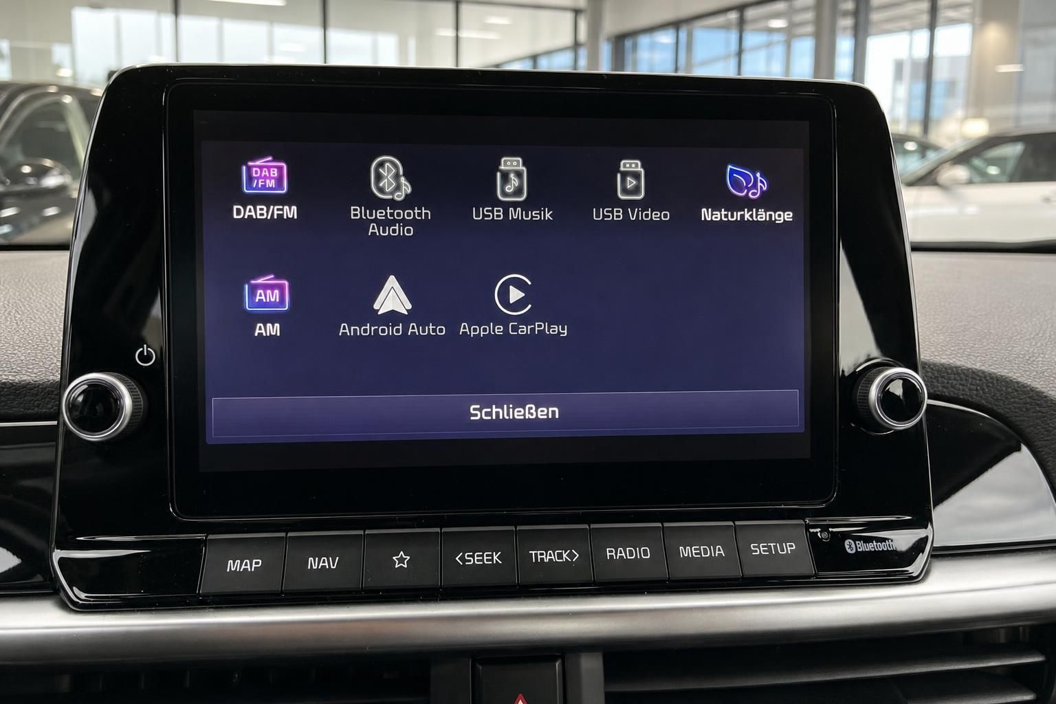 Infotainment-Bildschirm mit Apple CarPlay und Android Auto im Auto