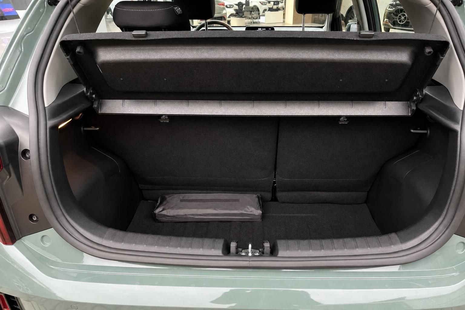 Kia Picanto Kofferraum mit doppeltem Ladeboden geoeffnet