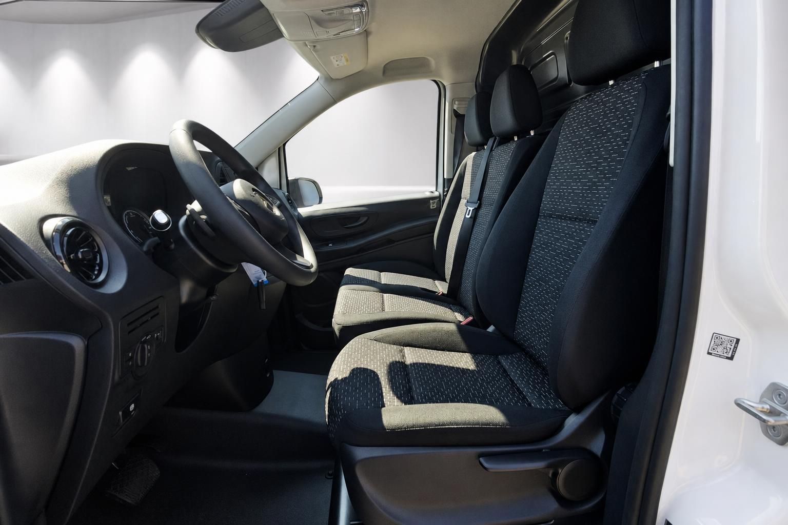 Mercedes-Benz Vito Innenraum Vordersitze und Cockpit Detailansicht
