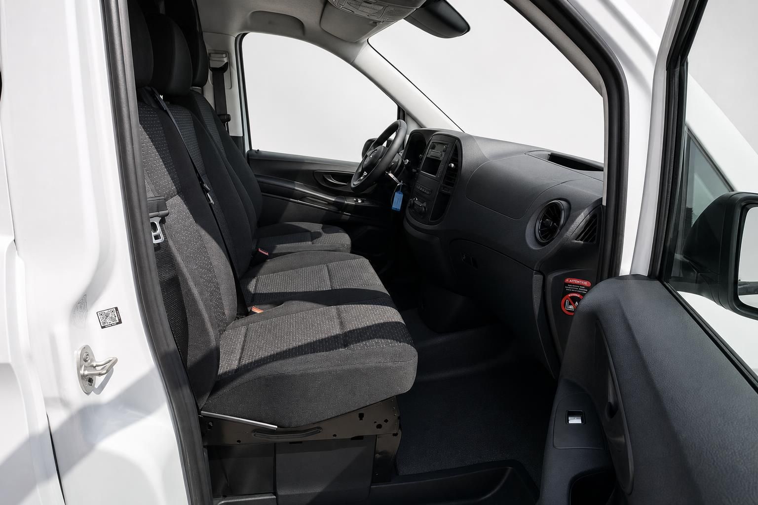 Mercedes-Benz Vito Innenraum mit Blick auf Fahrersitz und Armaturenbrett
