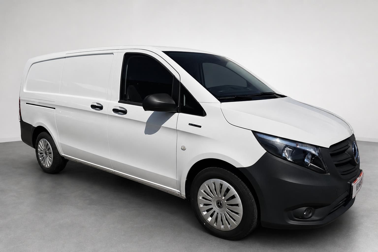 Mercedes-Benz Vito weiß, Seitenansicht schräg vorne im Studio