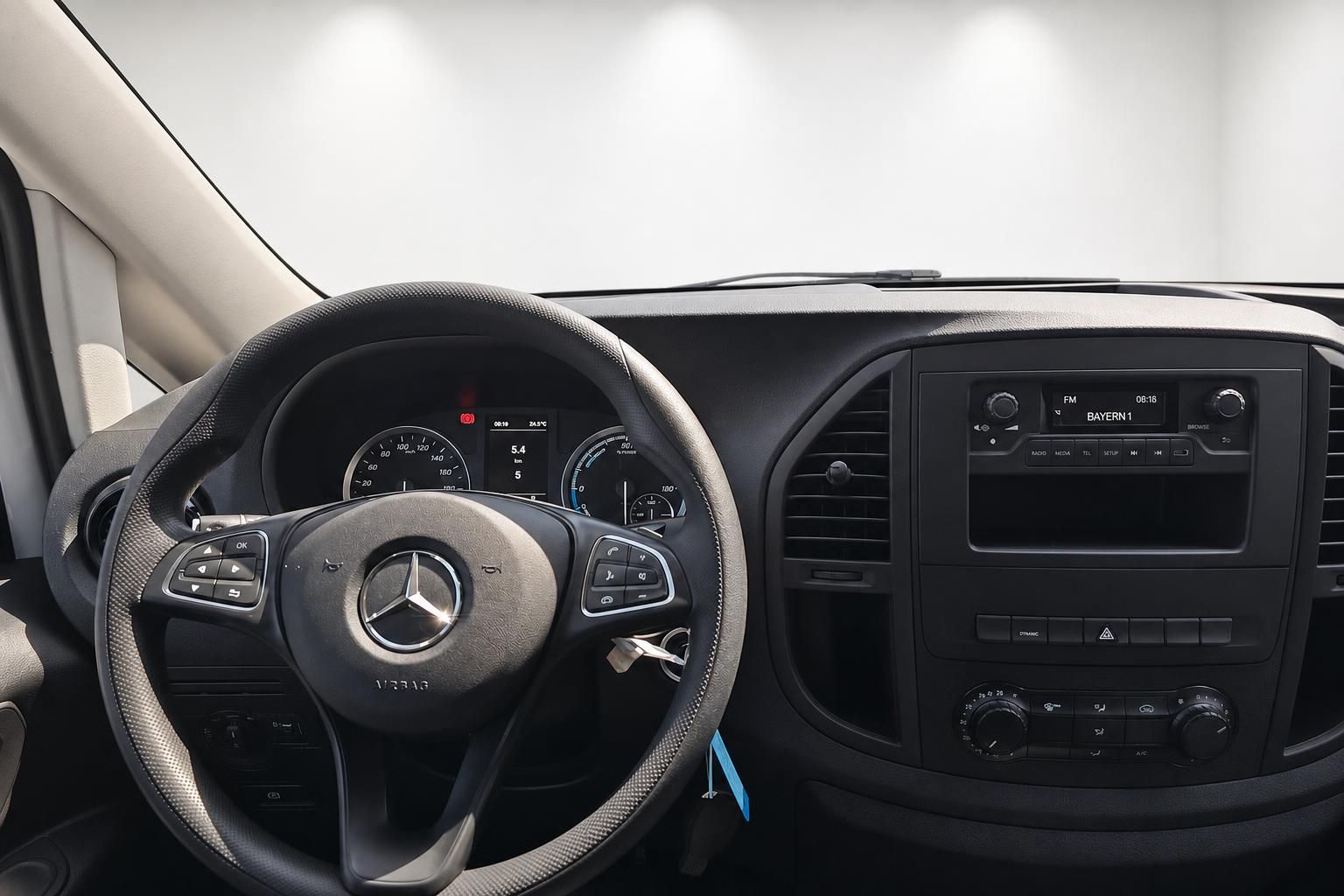 Mercedes-Benz Vito Cockpit mit Lenkrad und Radio Bayern 1