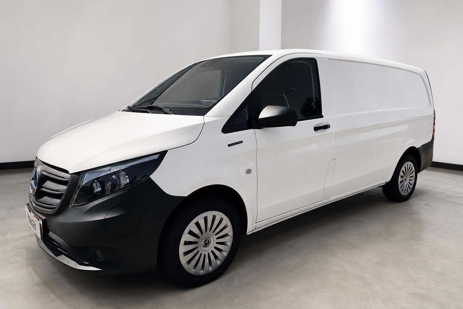 Mercedes-Benz Vito Electric weiß, Frontansicht schräg im Raum